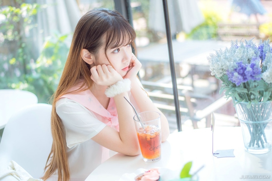 严颜闻言不禁大笑起来：“尔等太过胆小，那魏延便是有多余兵马，这一带山陵遍布，如何施展，我只带八千人前去迎战，城中还有万人人马，我走后，尔等好生看管城池，待我凯旋归来。”